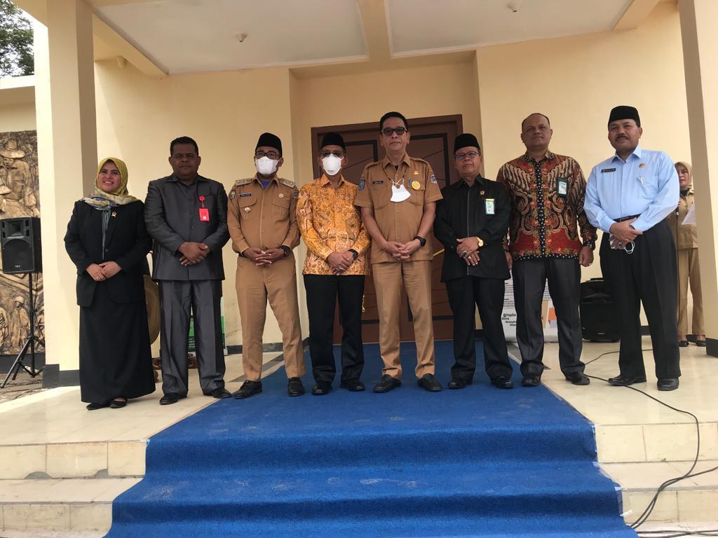 Sebuah gambar berisi orang, berdiri, grup, berpose

Deskripsi dibuat secara otomatis