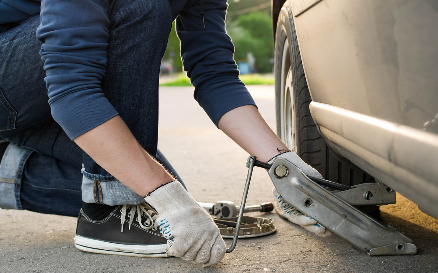 change car tyres at home is one of the Car maintenance for owners to follow