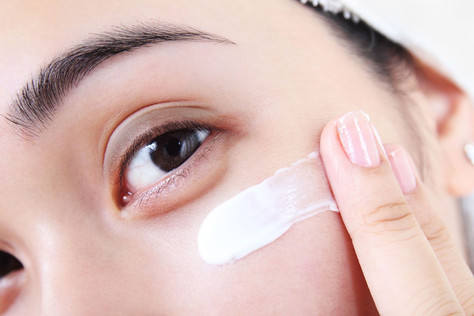 Awaken Your Eyes The Benefits Of Using Eye Cream