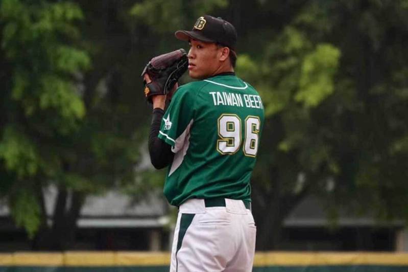 李晨薰動刀後首度在大專棒球聯賽登板，吸引多位大聯盟球探到場觀看。 台灣啤酒棒球隊提供