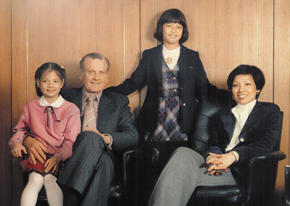 1980년대에 찍은 조안 리 가족 사진. 왼쪽부터 둘째 딸 현미, 남편 케네스 킬로렌, 첫째 딸 성미, 조안 리. 가톨릭 성직자였던 킬로렌은 조안 리가 마흔한 살에 세상을 떠났다.
/조안 리