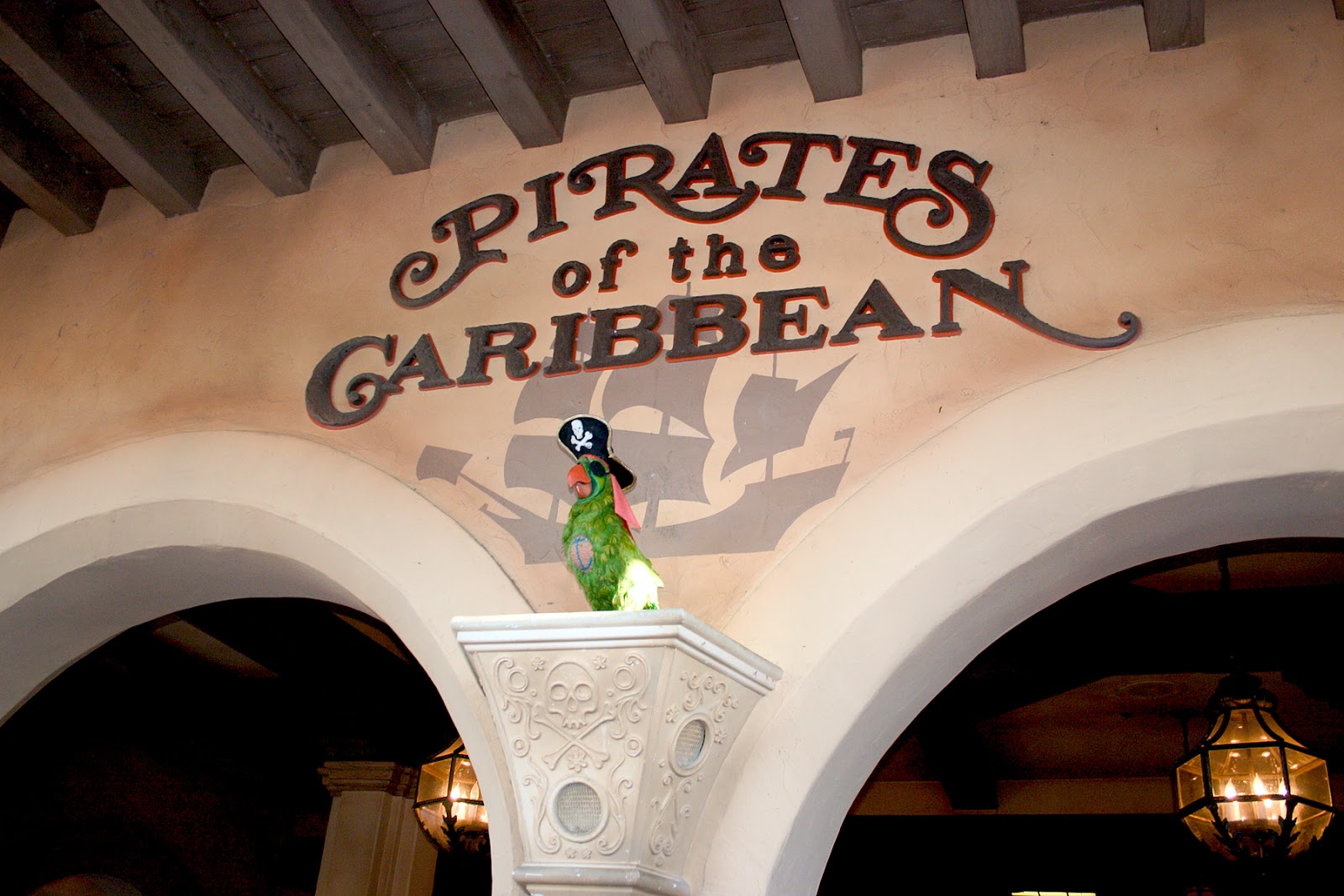 File:Pirates of the Caribbean Parrot.jpg - Wikipedia