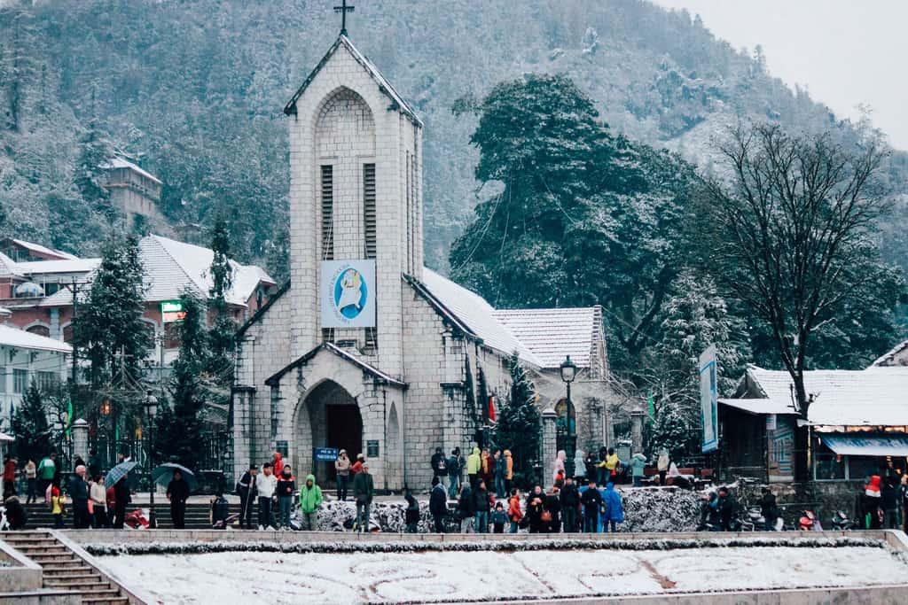 Hình ảnh nhà thờ đá “ngợp” trong sắc trắng của tuyết