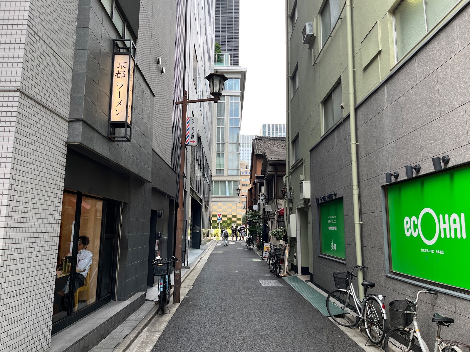 日本橋高島屋の裏手通りの細い路地