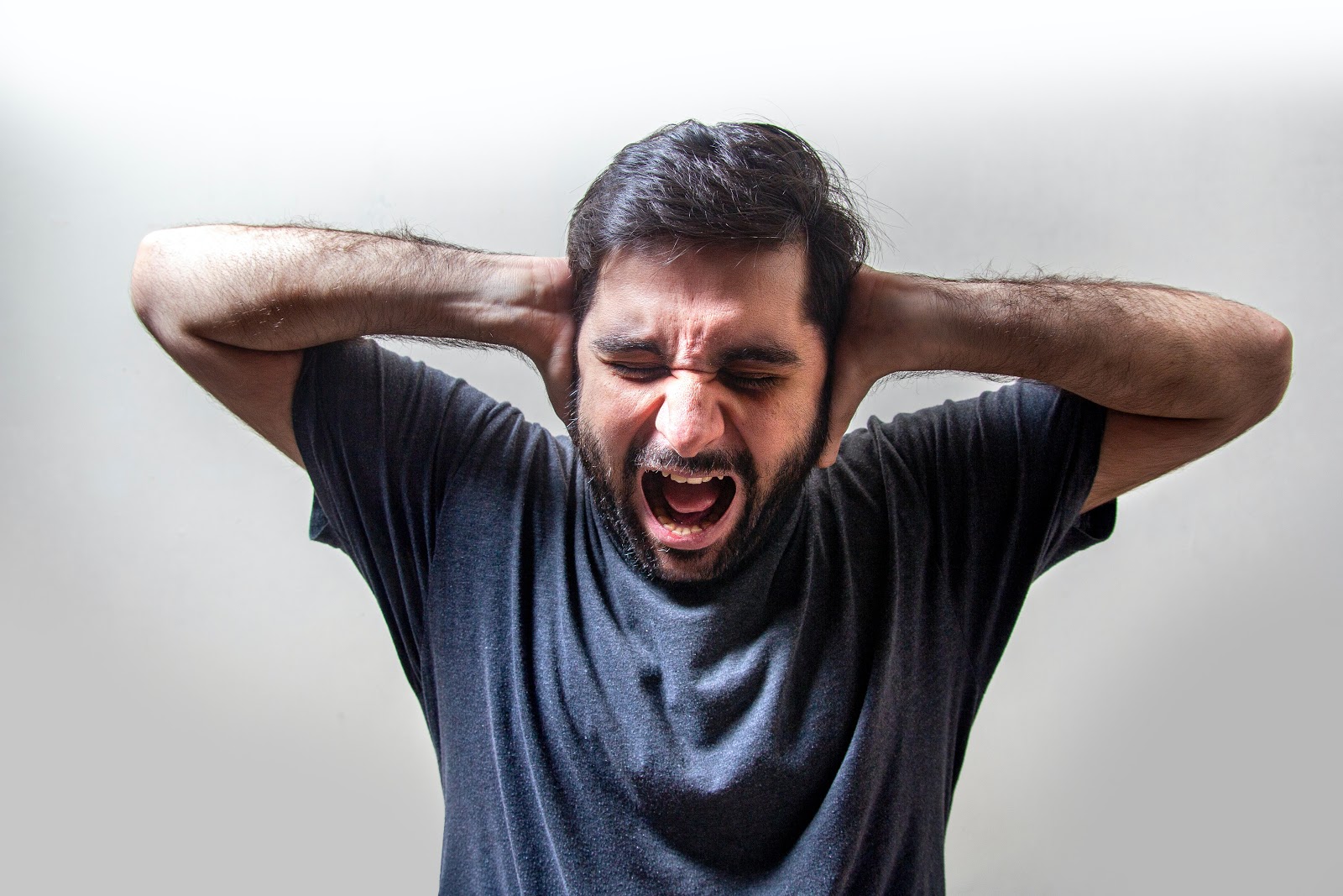 Homme qui craque à cause du stress
