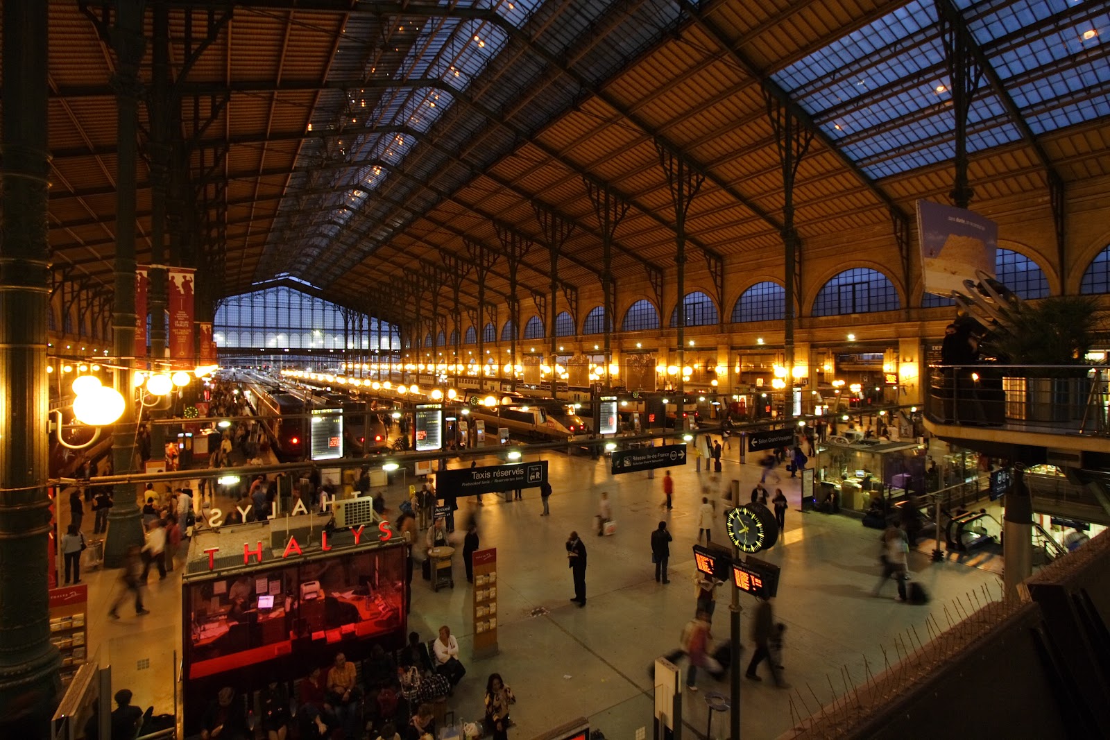 Gare_du_Nord_night_Paris_FRA_001.jpg