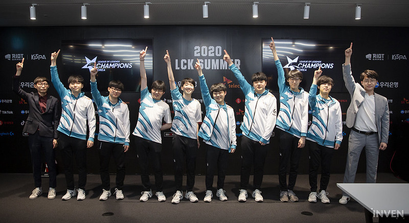 The DWG KIA LoL roster celebrates its LCK Summer Split 2020 victory