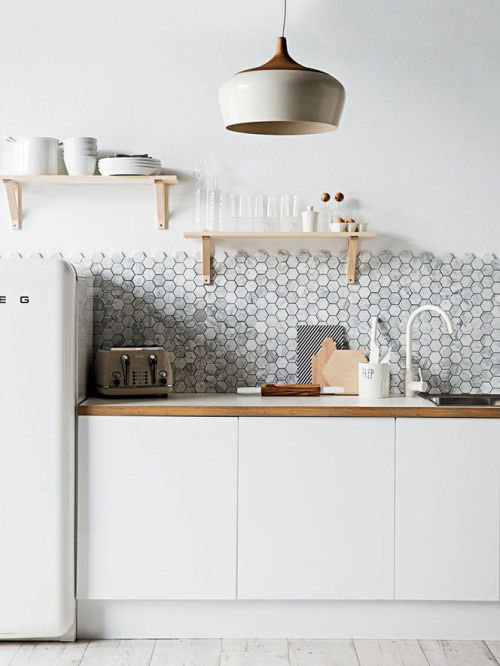  Cozinha com pastilha Hexagonal e armário branco Retrô: 18 Inspirações para você  usar esse estilo no seu projeto