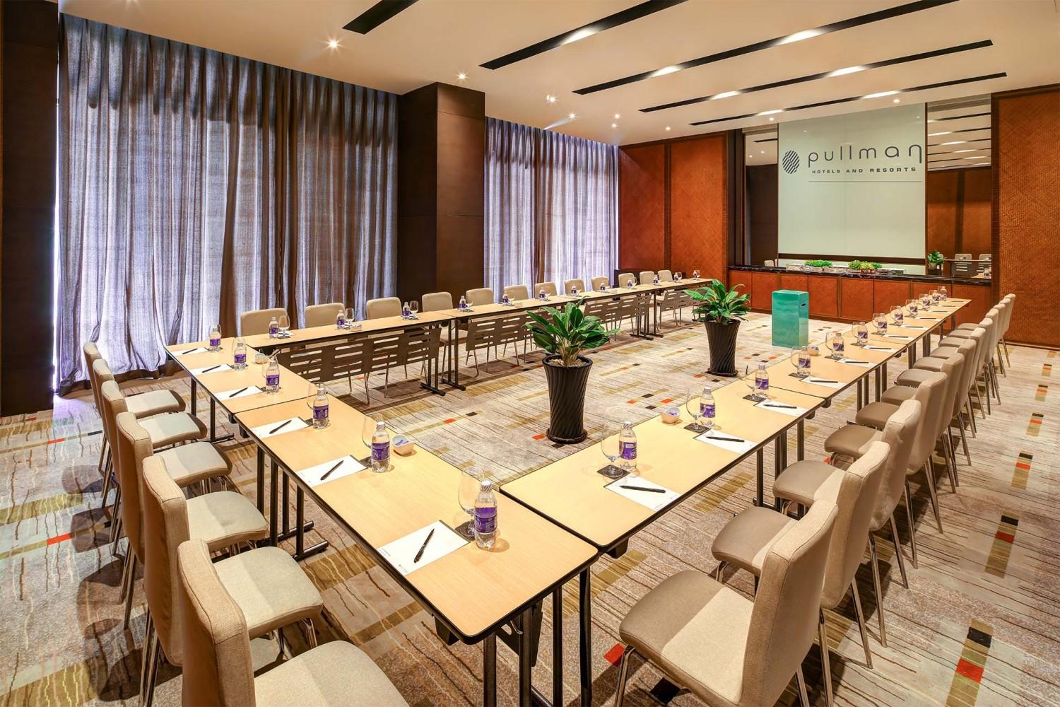 http://d2e5ushqwiltxm.cloudfront.net/wp-content/uploads/sites/23/2016/07/08043939/MICE-7133-boardroom-11.jpg