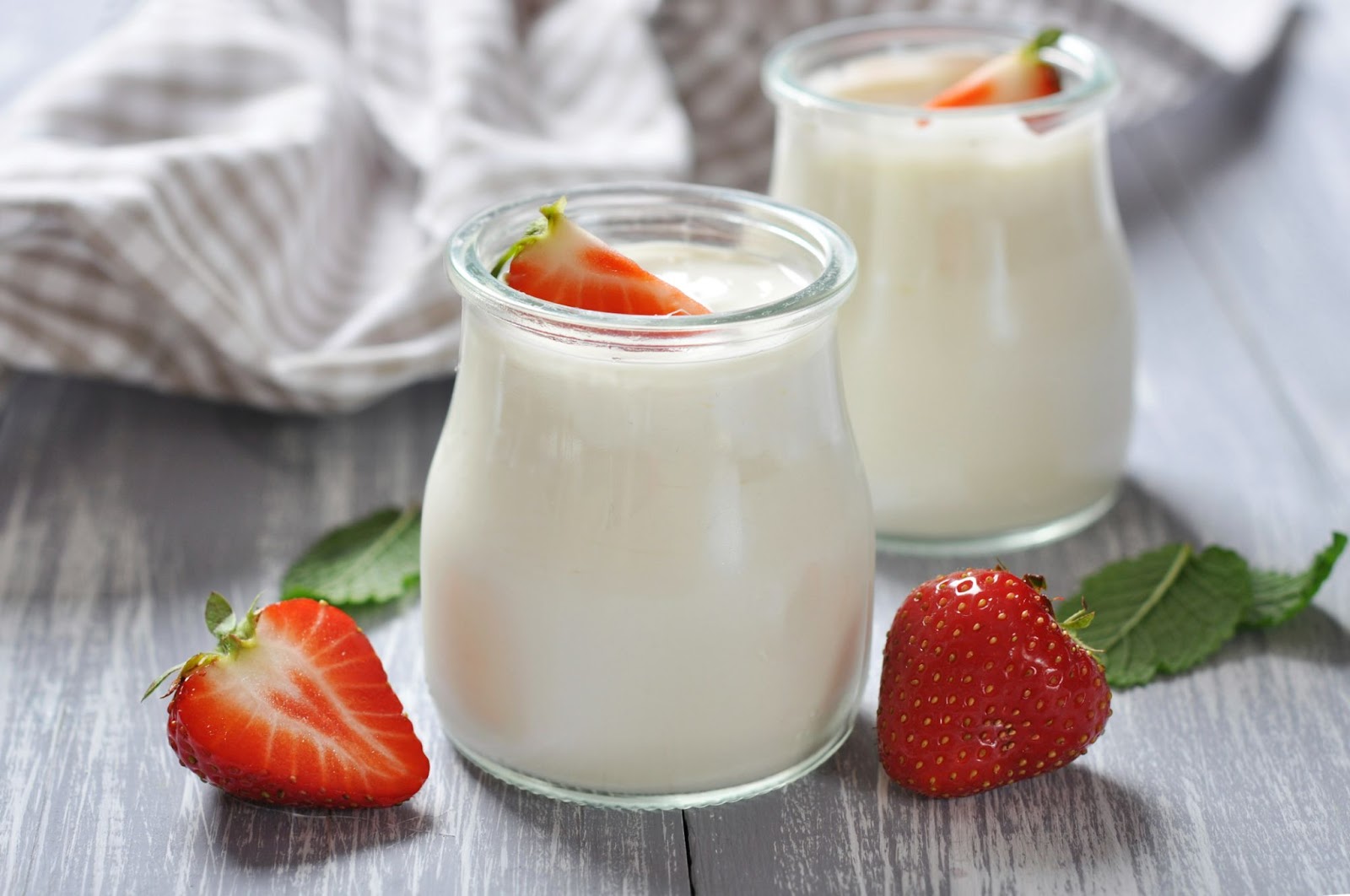 Sữa chua và sữa tươi là 2 thực phẩm tốt có thể sử dụng sau khi phun môi