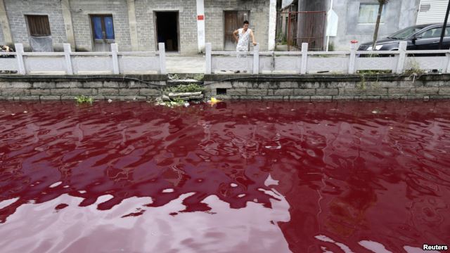 Cuối tuần qua, cư dân tỉnh Ôn Châu, Trung Quốc, thấy nước sông chảy qua thành phố nhuốm một màu đỏ cạch.