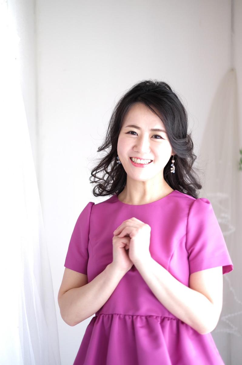 紫のドレスを着た女性

自動的に生成された説明