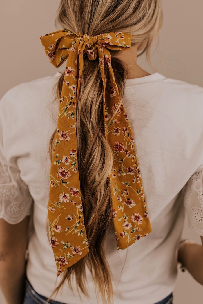 Bandana Frisuren zum Nachstylen, lange gewellte blonde Haare, gelbe Schleife mit Blumenmuster, weißes Shirt und Jeans 