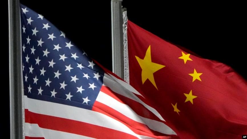 Quốc kỳ Hoa Kỳ và quốc kỳ Trung Quốc.