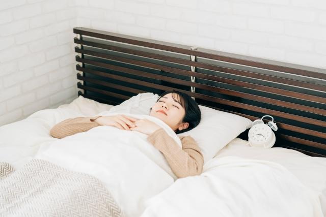 ベッドに寝ている男性

自動的に生成された説明