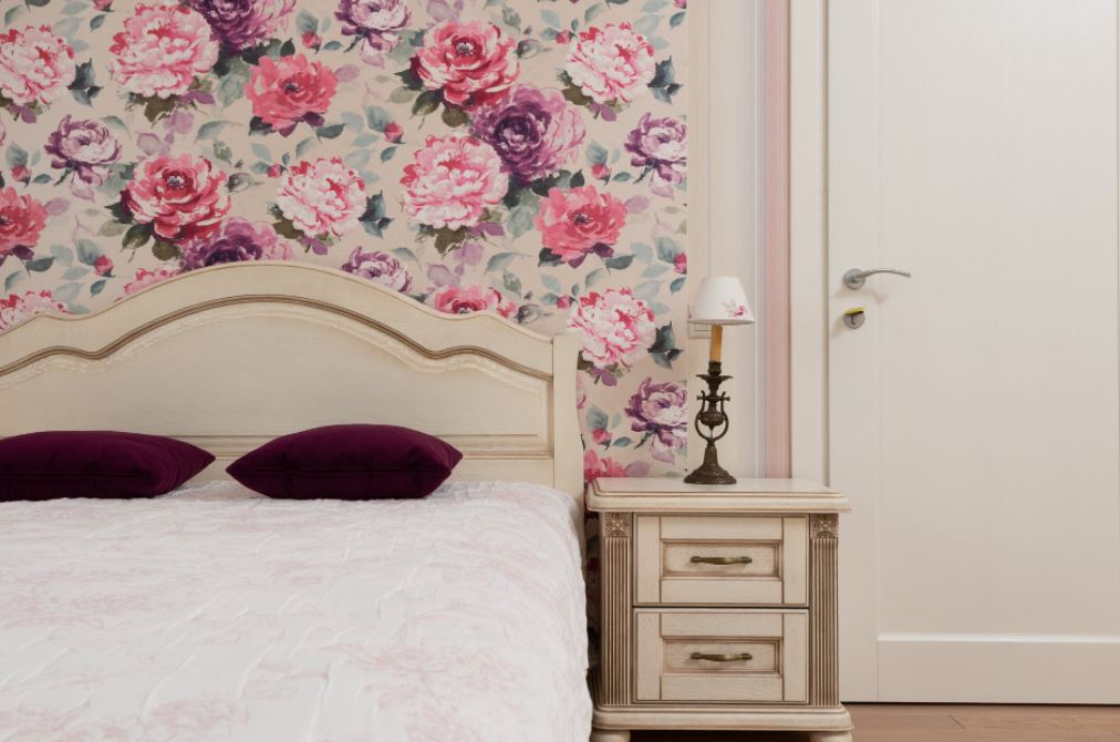 floral wallpaper in a bedroom