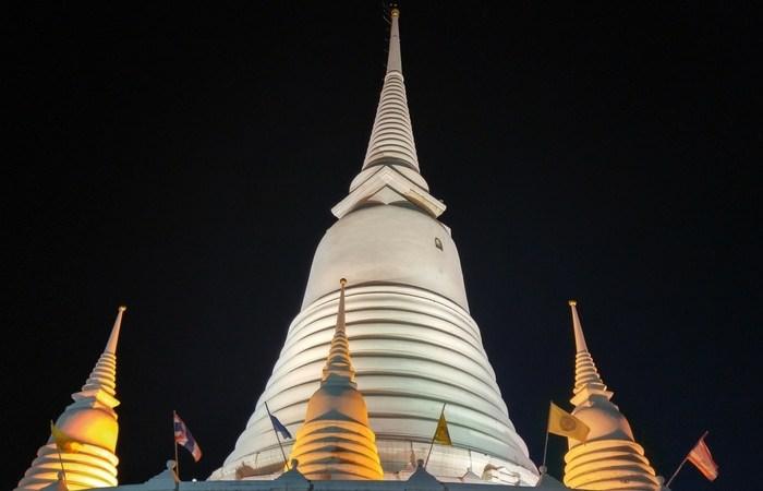 Exploring Bangkok, Thailand at Night on Tuktuk 8