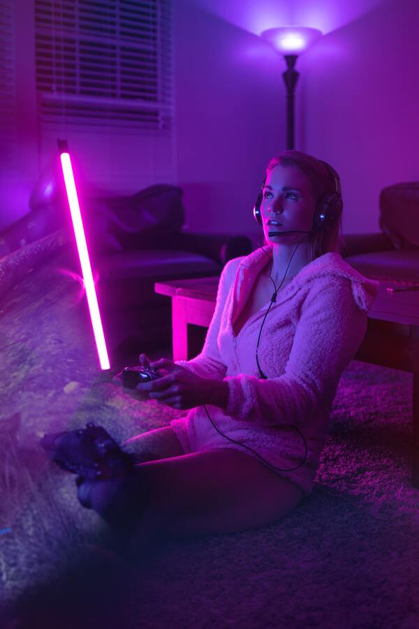  mulher jogando videogame