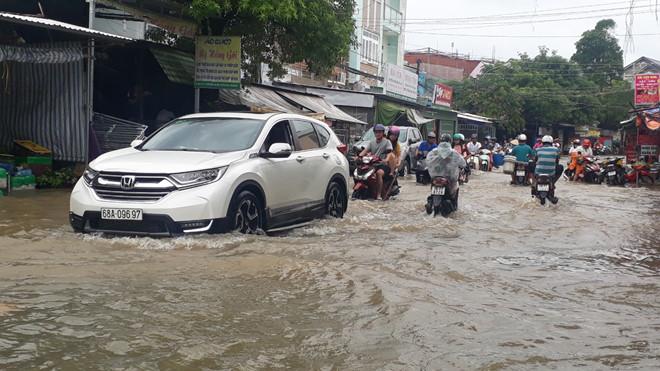 Người Phú Quốc khổ vì nước ngập ngang ngực, phải di tản đồ đạc - ảnh 6