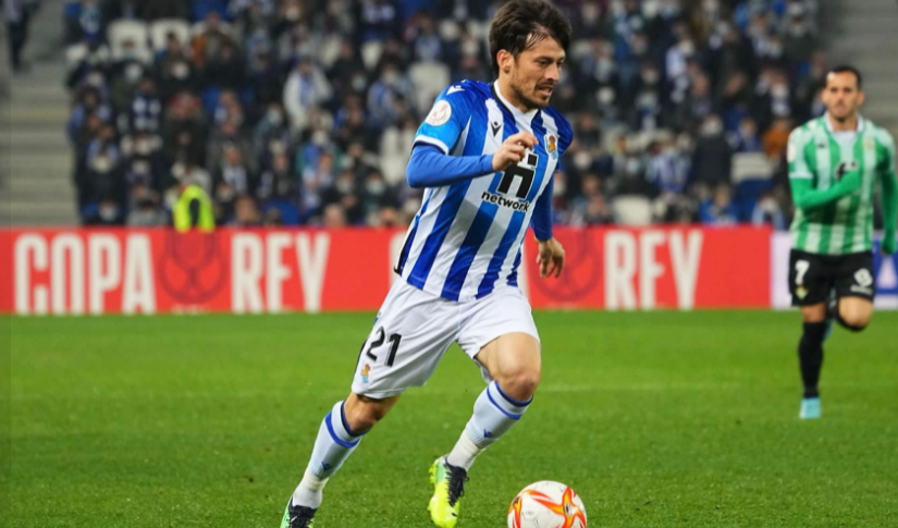 Jogador de futebol no campo

Descrição gerada automaticamente
