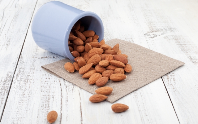 foods to enhance natural beauty, almonds, nuts and seeds