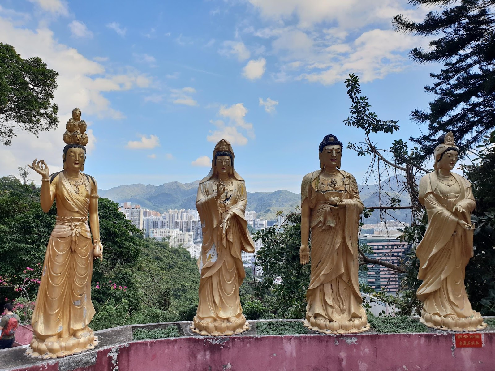 golden buddha statues