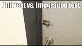 Gif animado em que a mão de uma pessoa está abrindo a fechadura de uma porta. Na parte superior do gif está escrito "Unit test vs. Integration test", que em português significa "Teste de unidade x teste de integração".