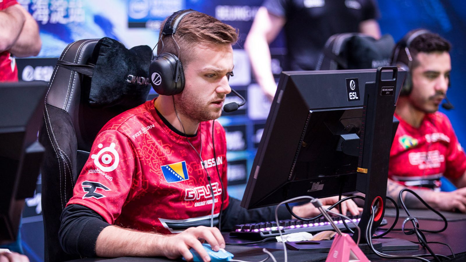 NiKo looks on keenly while playing in a competitive CS:GO match