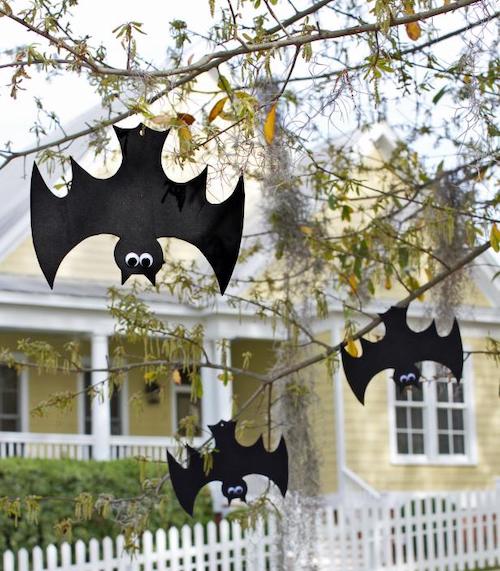 DIY Outdoor halloween decorations - DIY Foam Hanging Foam Bats