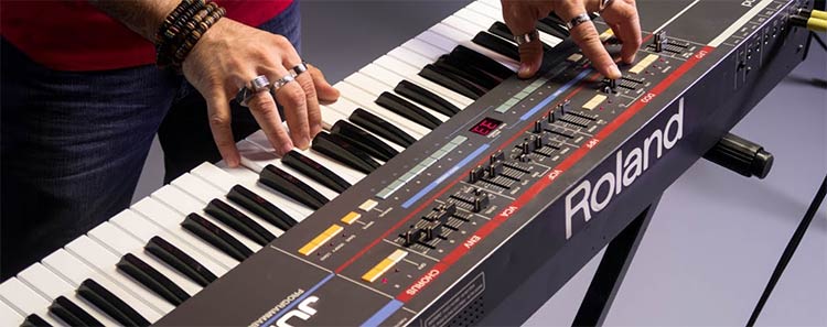 Roland Juno-106, een legendarische synthesizer uit de eighties. 