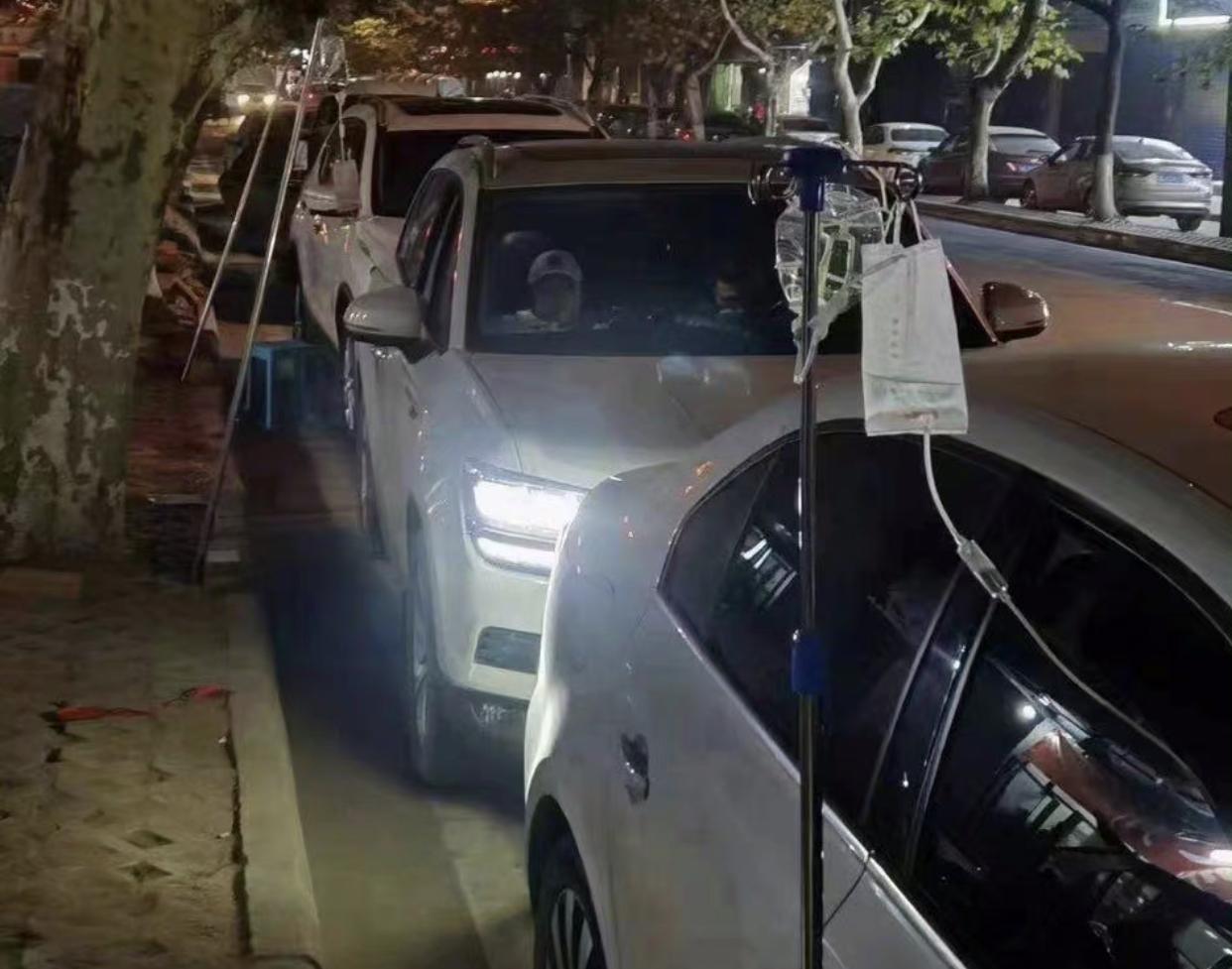 武汉医疗系统受到冲击，医院人满为患。患者只能在路边车内吊盐水。（志愿者提供）