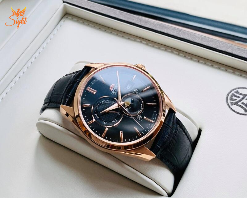 Đồng hồ Orient dây da nam RN-AK0304B nổi bật với hai màu chủ đạo là đen và vàng đồng