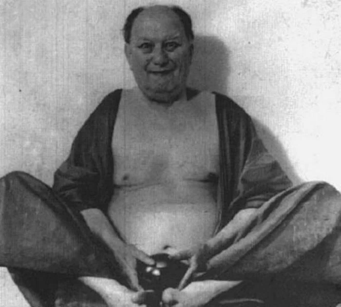 Crowley Budist Hotei pozunda.