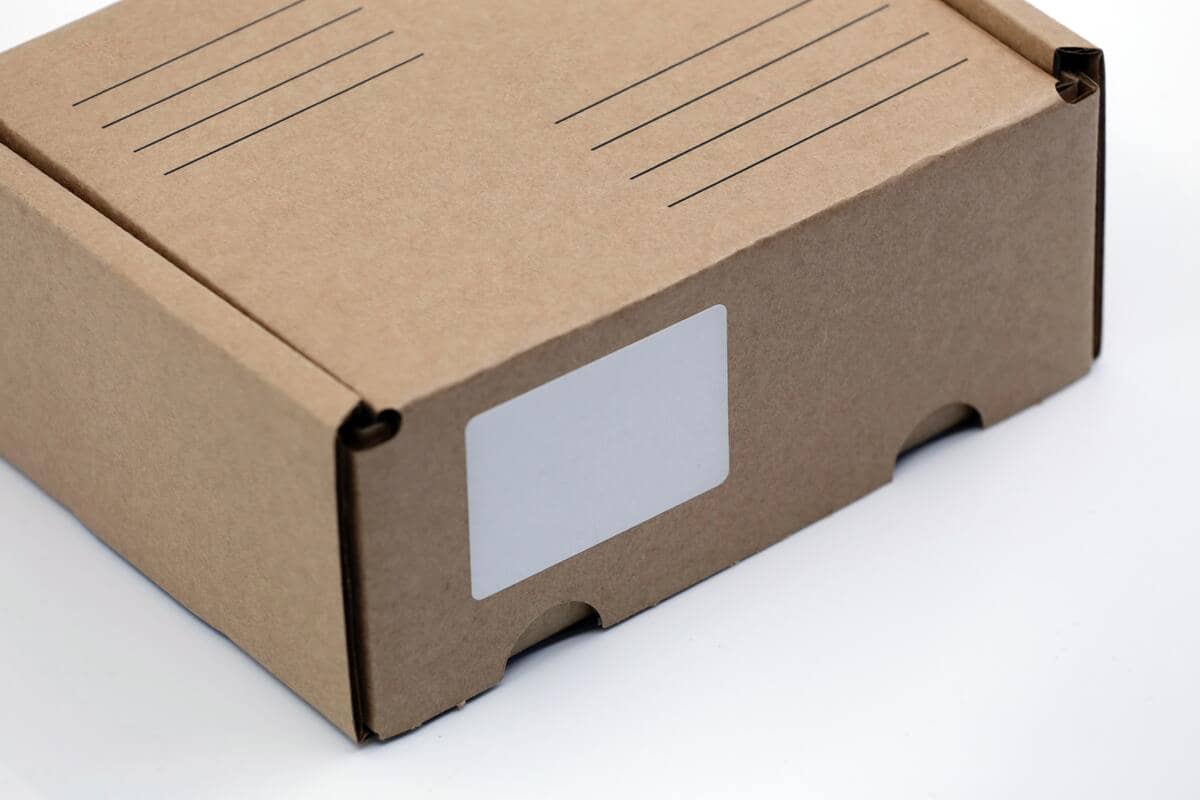 Una scatola di cartone su una superficie bianca