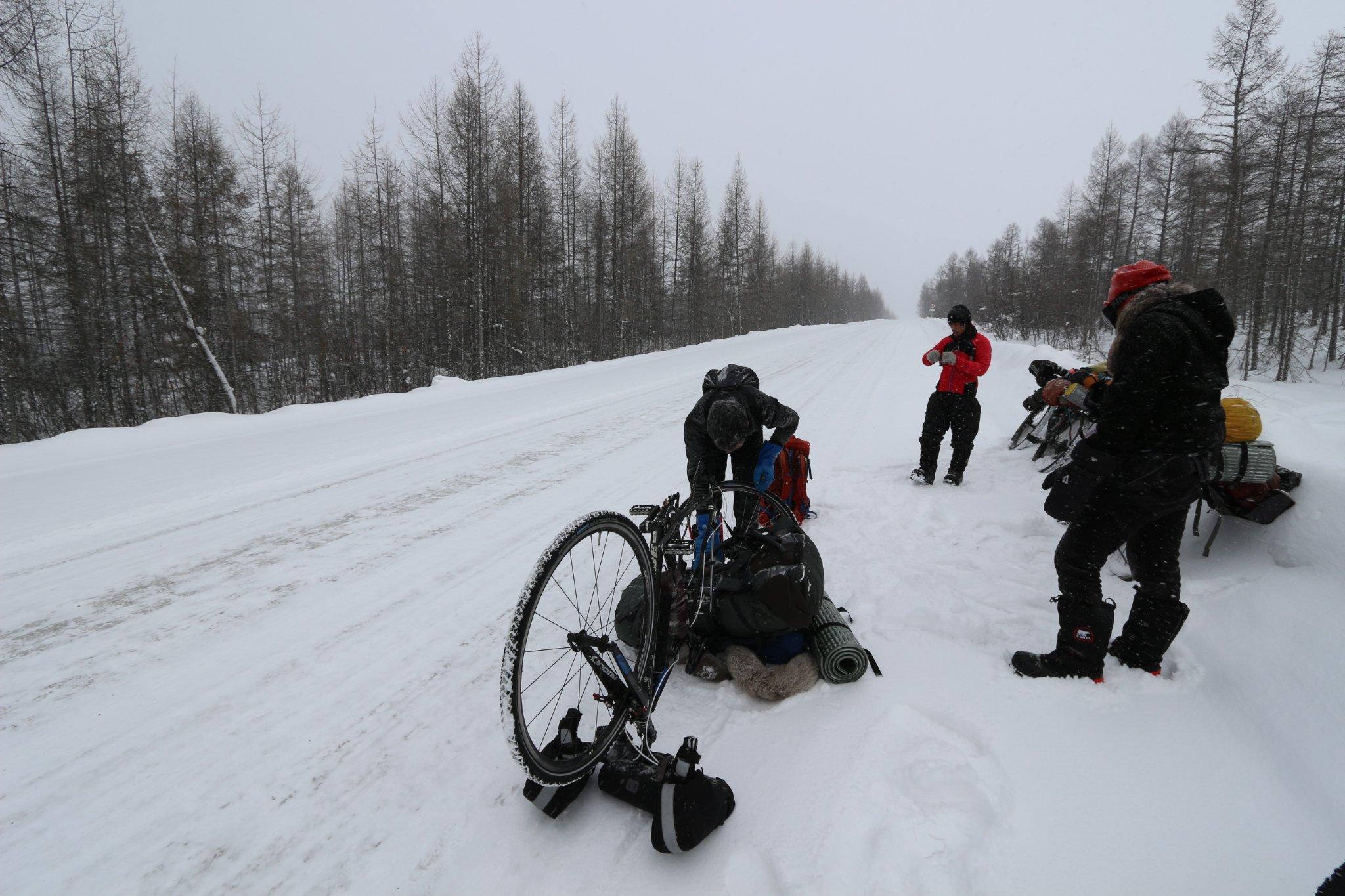 雪の上で自転車に乗っている人たち

中程度の精度で自動的に生成された説明