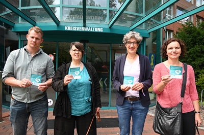  In Kreis Leer mit (von links nach rechts) Herr Herbers (Inklusionsbeauftragter des Landkreises), Frau Gerlich mit Harry (Assistenzhundteam aus der Region), Frau Daun (stellv. Kreisärztin), und Dr. Reuter, Pfotenpiloten's Öffentlichkeitsreferentin, mit Blindenführhündin Daika.