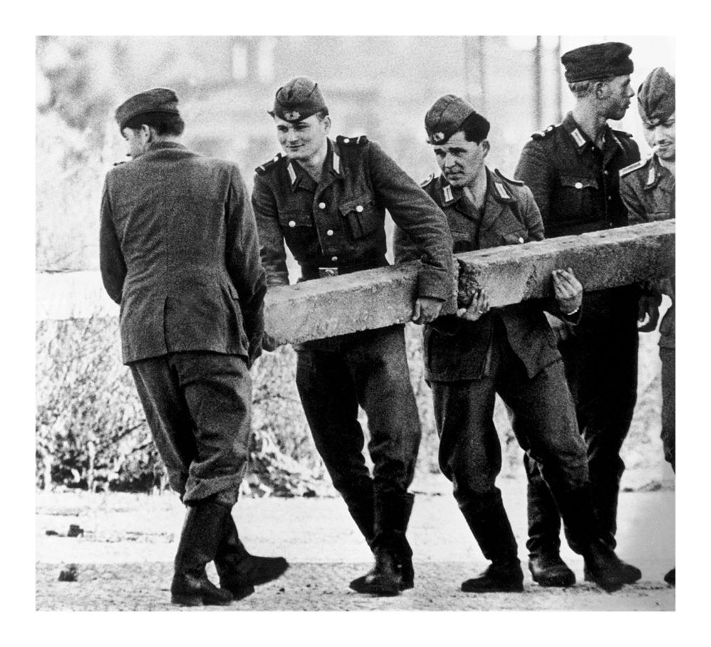Восточногерманские солдаты возводят Берлинскую стену и перекрывают доступ в Западный Берлин, 1961 год