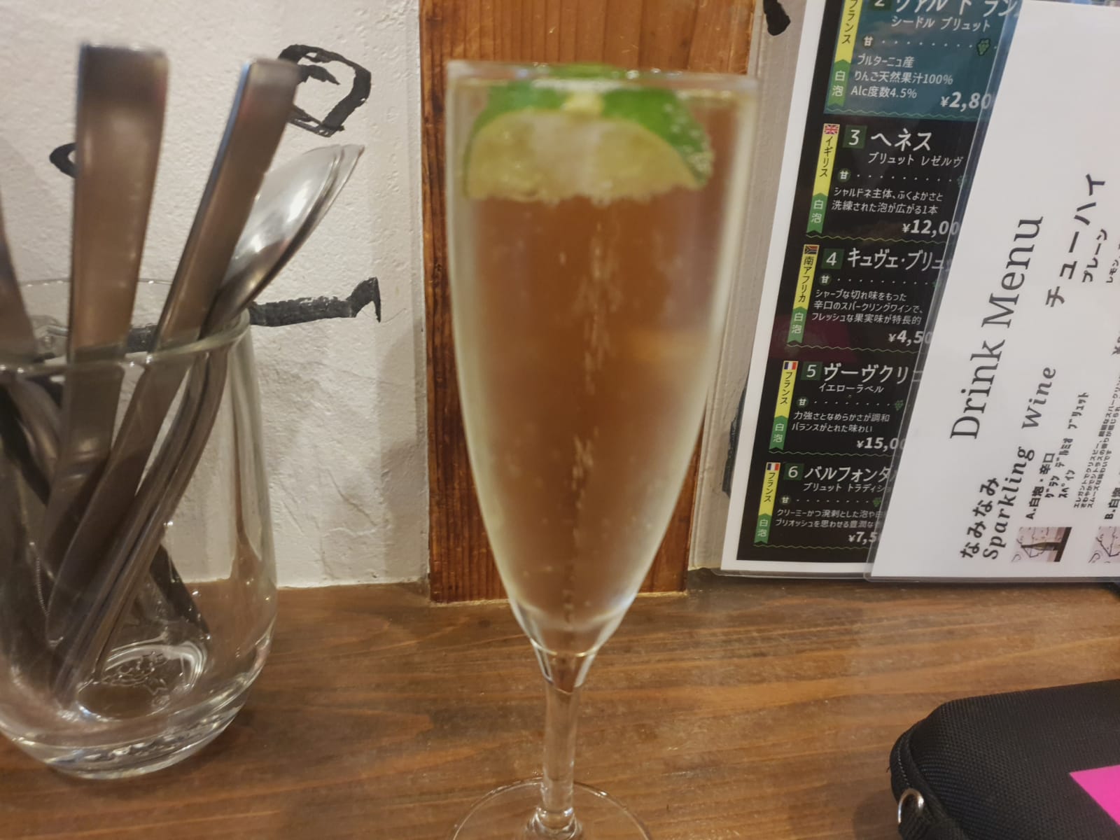 Sparkling wine with lime in it