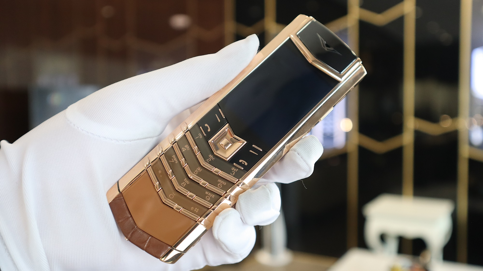 HÃY NHỚ VERTU SỬ DỤNG CHẤT LIỆU KHÔNG TẦM THƯỜNG | Hoàng Luxury