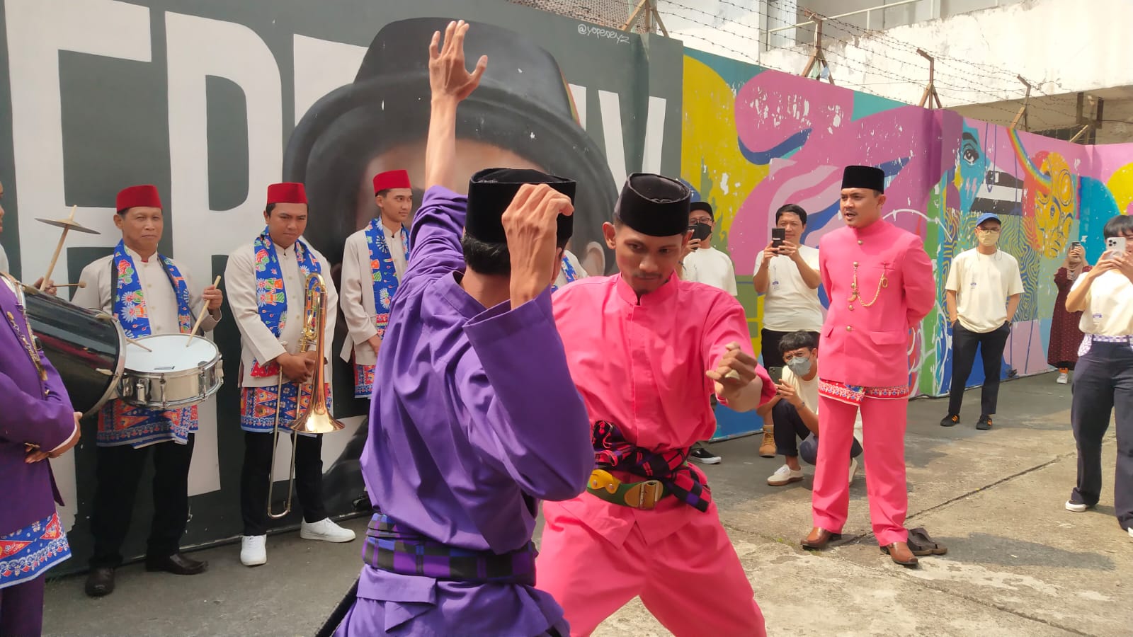 Tanjidor dan Palang Pintu sebagai bentuk kelokalan dari budaya Betawi yang dipertunjukkan pada pengumuman final line up Synchronize Festival 2022 di M Bloc Space. 