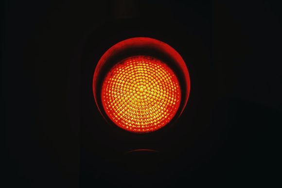 Червен светофар за фалшиви новини, ключови думи, карма, чакра, енергия