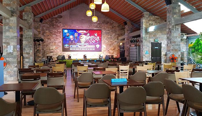Ảnh có chứa văn bản, bàn, ghế, trong nhà

Mô tả được tạo tự động