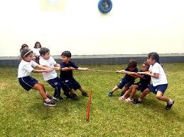 Pessoas jogando bola no campo

Descrição gerada automaticamente