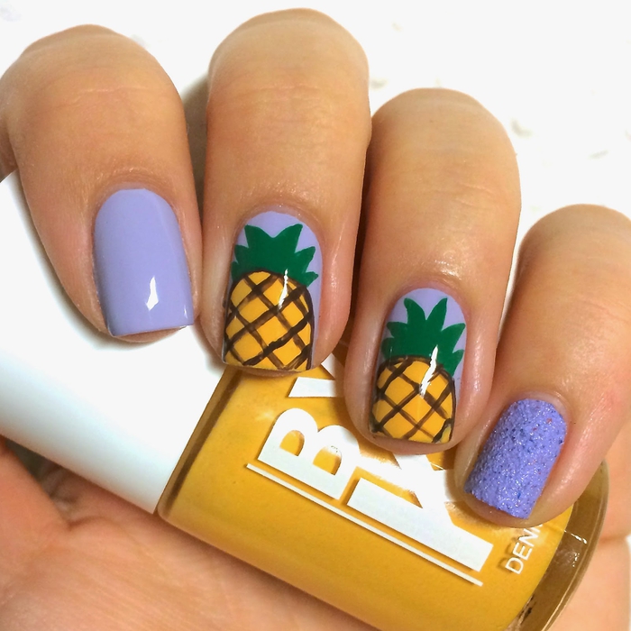 Lila Maniküre, Ananas als Dekoration, Sommer Nageldesign, effektvoll und originell