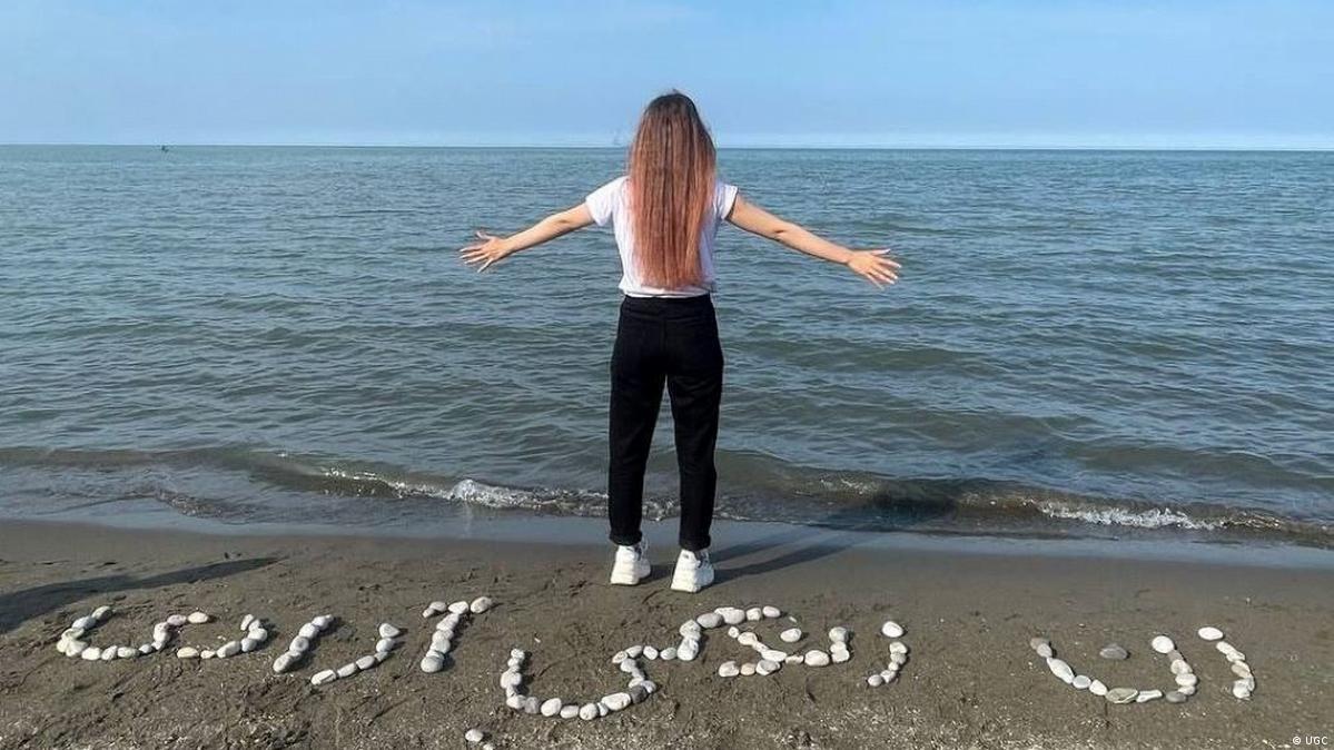 Iran I Frau am Strand vom Kaspischen Meer ohne islamische „Hijab“