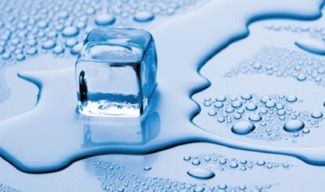 Gelo derretendo em uma superfície azul