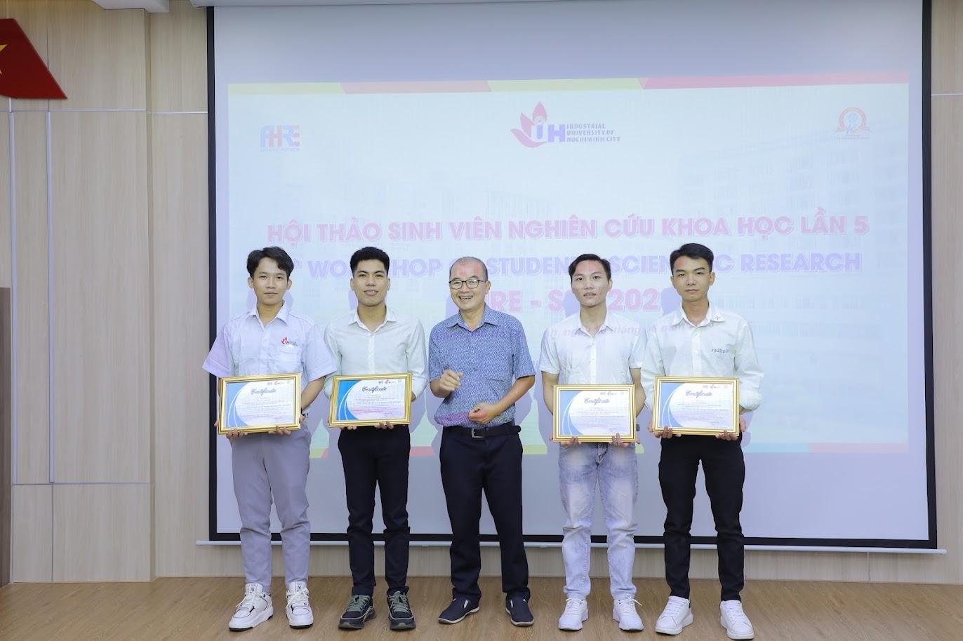 A group of men holding certificatesDescription automatically generated with medium confidence