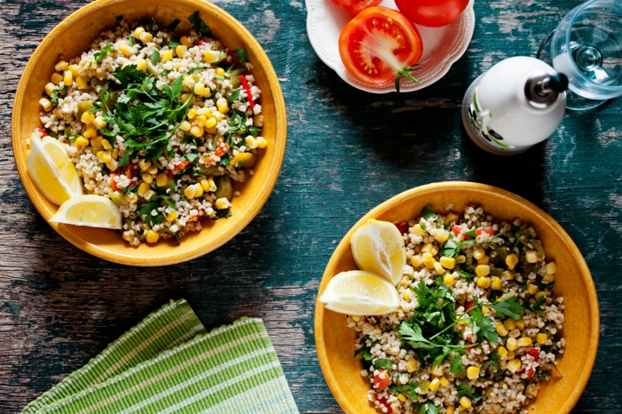 zwei teller mit salat zeigen die antwort der frage wie ernähre ich mich gesund, quinoateller mit frischem gemüse