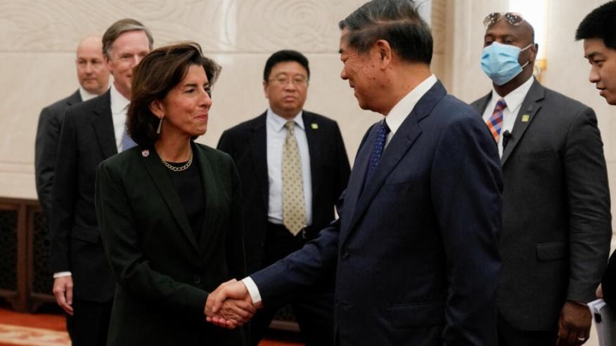 Phó thủ tướng Trung Quốc Hà Lập Phong (He Lifeng) tiếp bộ trưởng Thương Mại Mỹ Gina Raimondo (T), tại Bắc Kinh, ngày 29/08/2023.