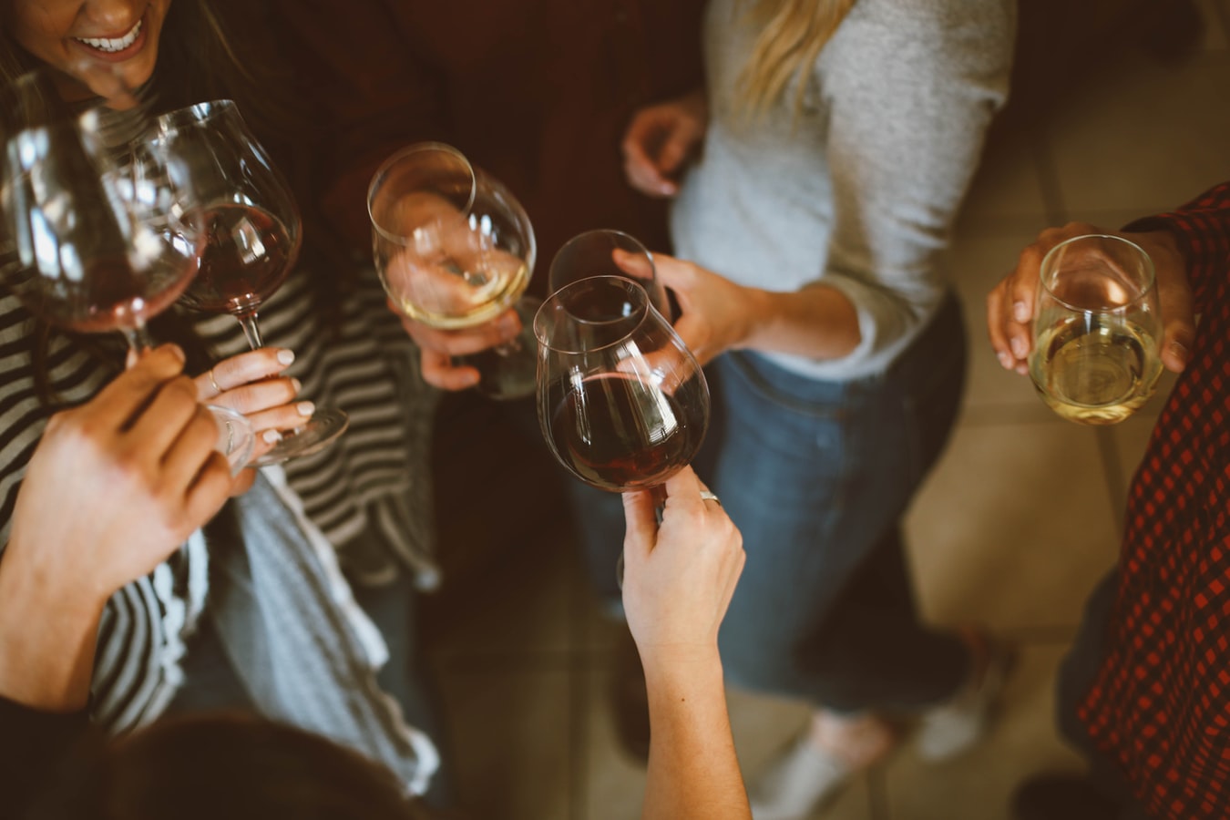 Pessoas reunidas tomando vinho